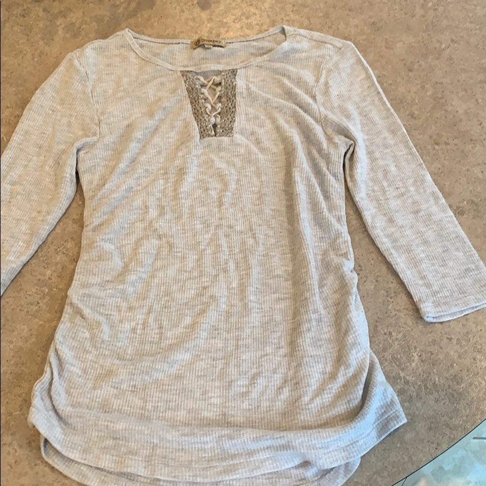 Quarter sleeve light grey shirt